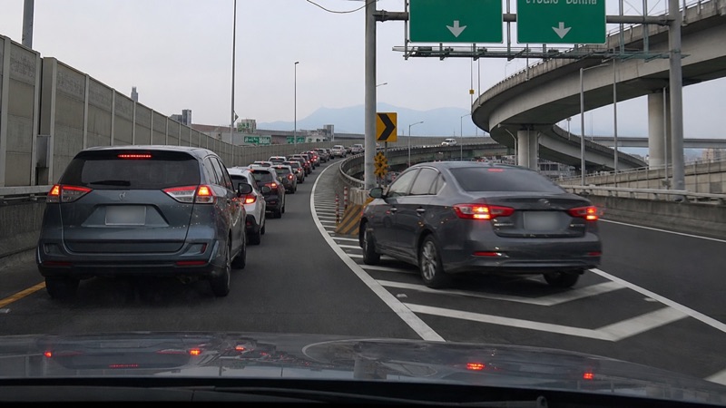交流道插隊情境示意圖