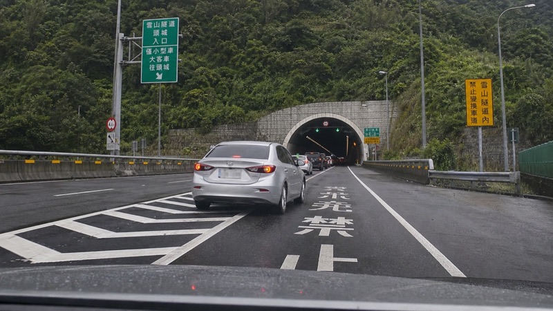 闖高乘載車道情境示意圖