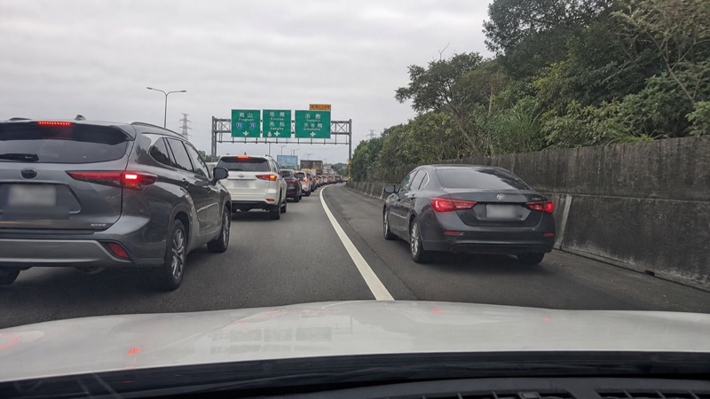 違規行駛路肩情境示意圖